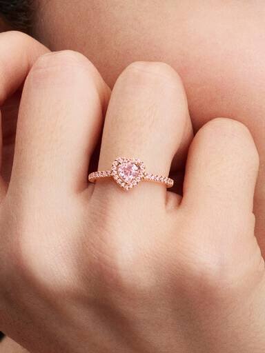 Funkelnder blauer Ring mit erhabenem Herz – 14 Karat Roségold-Beschichtung Funkelnder blauer Ring mit erhabenem Herz – 14 Karat Roségold-Beschichtung