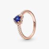 Funkelnder blauer Ring mit erhabenem Herz – 14 Karat Roségold-Beschichtung Funkelnder blauer Ring mit erhabenem Herz – 14 Karat Roségold-Beschichtung