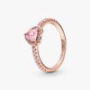 Funkelnder blauer Ring mit erhabenem Herz – 14 Karat Roségold-Beschichtung Funkelnder blauer Ring mit erhabenem Herz – 14 Karat Roségold-Beschichtung