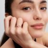 Funkelnder blauer Ring mit erhabenem Herz – 14 Karat Roségold-Beschichtung Funkelnder blauer Ring mit erhabenem Herz – 14 Karat Roségold-Beschichtung