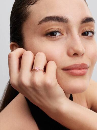 Funkelnder blauer Ring mit erhabenem Herz – 14 Karat Roségold-Beschichtung Funkelnder blauer Ring mit erhabenem Herz – 14 Karat Roségold-Beschichtung
