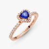 Funkelnder blauer Ring mit erhabenem Herz – 14 Karat Roségold-Beschichtung Funkelnder blauer Ring mit erhabenem Herz – 14 Karat Roségold-Beschichtung