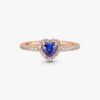 Funkelnder blauer Ring mit erhabenem Herz – 14 Karat Roségold-Beschichtung Funkelnder blauer Ring mit erhabenem Herz – 14 Karat Roségold-Beschichtung