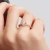 Funkelnder blauer Ring mit erhabenem Herz – 14 Karat Roségold-Beschichtung Funkelnder blauer Ring mit erhabenem Herz – 14 Karat Roségold-Beschichtung
