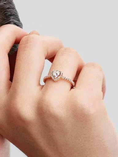 Funkelnder blauer Ring mit erhabenem Herz – 14 Karat Roségold-Beschichtung Funkelnder blauer Ring mit erhabenem Herz – 14 Karat Roségold-Beschichtung