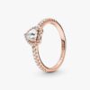 Funkelnder blauer Ring mit erhabenem Herz – 14 Karat Roségold-Beschichtung Funkelnder blauer Ring mit erhabenem Herz – 14 Karat Roségold-Beschichtung