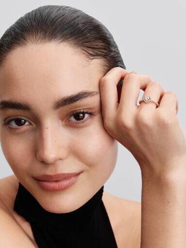 Funkelnder blauer Ring mit erhabenem Herz – 14 Karat Roségold-Beschichtung Funkelnder blauer Ring mit erhabenem Herz – 14 Karat Roségold-Beschichtung