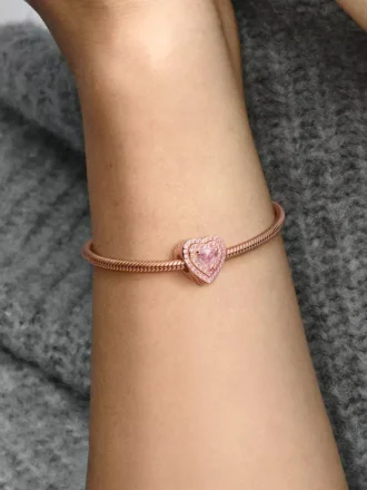 Funkelnder Charm mit abgestuften Herzen, 14 Karat Roségold-Beschichtung