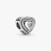 Funkelnder Charm mit abgestuften Herzen aus Sterlingsilber Funkelnder Charm mit abgestuften Herzen aus Sterlingsilber
