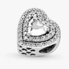 Funkelnder Charm mit abgestuften Herzen aus Sterlingsilber Funkelnder Charm mit abgestuften Herzen aus Sterlingsilber