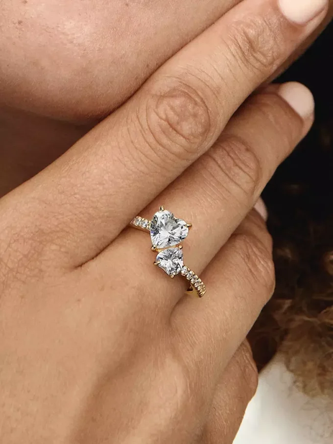 Funkelnder Doppelherz-Ring mit 14-karätiger Vergoldung Funkelnder Doppelherz-Ring mit 14-karätiger Vergoldung
