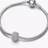 Funkelnder dreireihiger Charm aus Sterlingsilber Funkelnder dreireihiger Charm aus Sterlingsilber