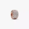 Funkelnder dreireihiger Pavé-Charm, 14 Karat Roségold-Beschichtung Funkelnder dreireihiger Pavé-Charm, 14 Karat Roségold-Beschichtung