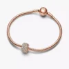 Funkelnder dreireihiger Pavé-Charm, 14 Karat Roségold-Beschichtung Funkelnder dreireihiger Pavé-Charm, 14 Karat Roségold-Beschichtung