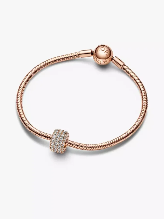 Funkelnder dreireihiger Pavé-Charm, 14 Karat Roségold-Beschichtung Funkelnder dreireihiger Pavé-Charm, 14 Karat Roségold-Beschichtung