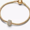 Funkelnder dreireihiger Pavé-Charm, 14-karätig vergoldet Funkelnder dreireihiger Pavé-Charm, 14-karätig vergoldet