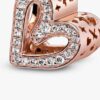Funkelnder Freehand Heart Charm – 14 Karat Roségold-Beschichtung Funkelnder Freehand Heart Charm – 14 Karat Roségold-Beschichtung