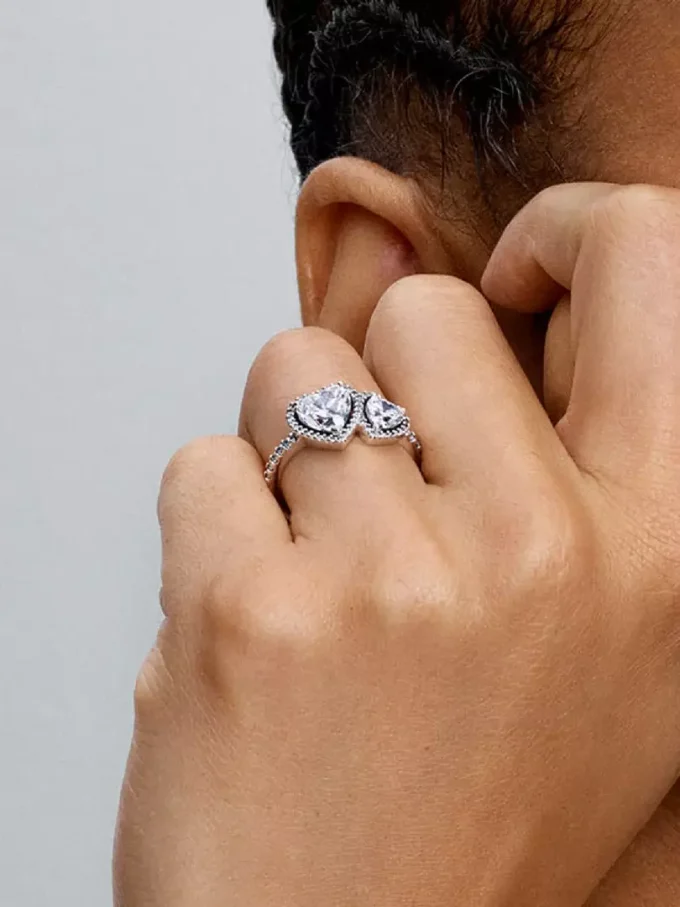 Funkelnder Halo-Herzring aus Sterlingsilber Funkelnder Halo-Herzring aus Sterlingsilber