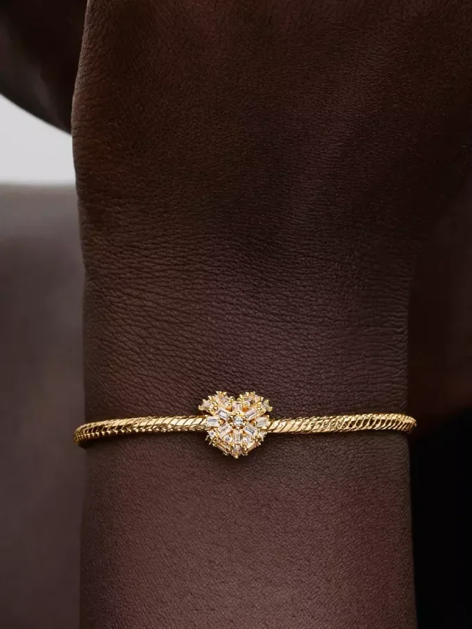 Funkelnder Herz-Charm, 14 Karat vergoldet Funkelnder Herz-Charm, 14 Karat vergoldet