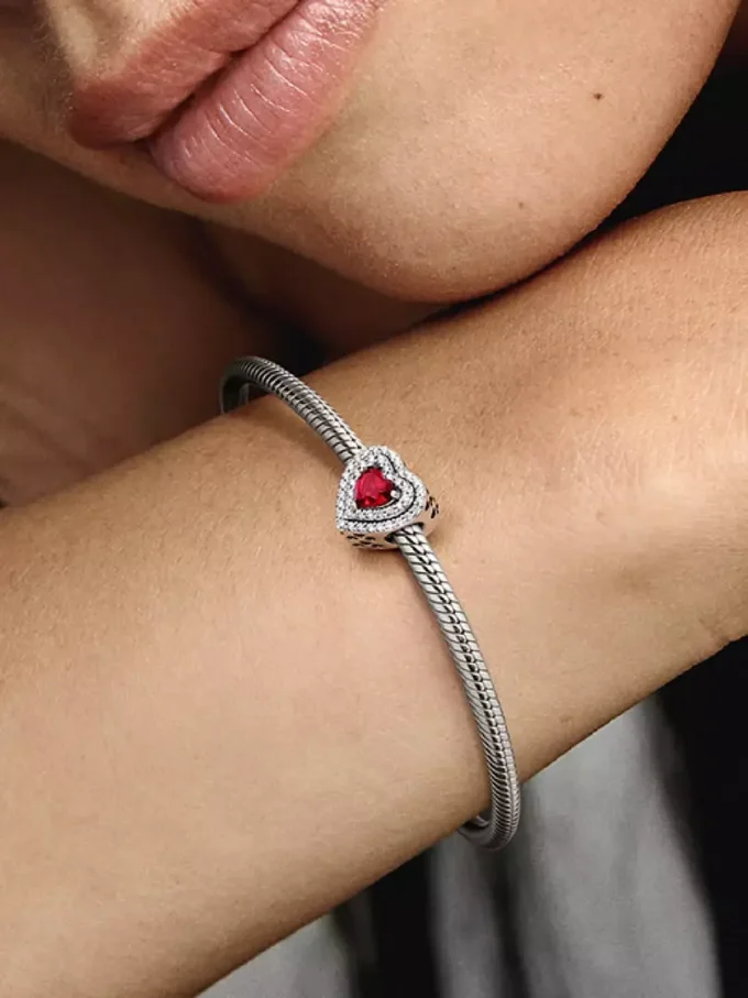 Funkelnder Herz-Charm in Stufenoptik aus Sterlingsilber Funkelnder Herz-Charm in Stufenoptik aus Sterlingsilber