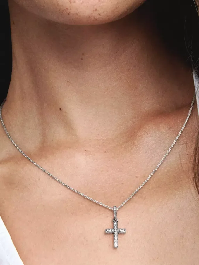 Funkelnder Kreuzanhänger aus Sterlingsilber Funkelnder Kreuzanhänger aus Sterlingsilber