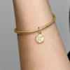 Funkelnder „Love Stamp“-Dangle Charm aus 14-karätigem Gold Funkelnder „Love Stamp“-Dangle Charm aus 14-karätigem Gold