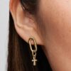 Funkelnder Mini-Kreuz-Dangle Charm – 14-karätige Vergoldung