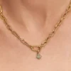 Funkelnder Mini-Muschel-Dangle Charm, 14-karätig vergoldet