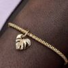 Funkelnder Monstera-Blatt-Dangle Charm – 14 Karat vergoldet Funkelnder Monstera-Blatt-Dangle Charm – 14 Karat vergoldet