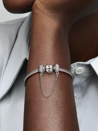 Funkelnder Pavé-Safety Chain-Charm aus Sterlingsilber