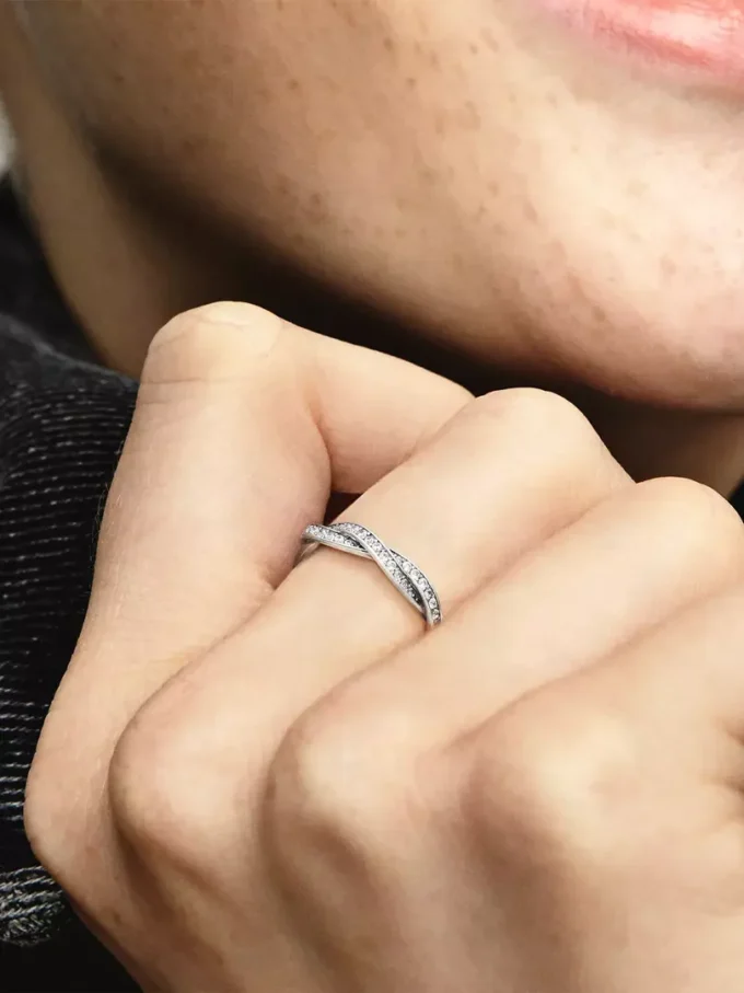 Funkelnder Ring aus Sterlingsilber mit gedrehten Linien Funkelnder Ring aus Sterlingsilber mit gedrehten Linien