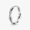 Funkelnder Ring aus Sterlingsilber mit gedrehten Linien Funkelnder Ring aus Sterlingsilber mit gedrehten Linien
