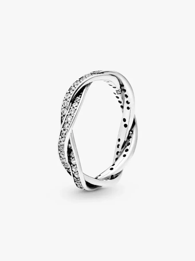 Funkelnder Ring aus Sterlingsilber mit gedrehten Linien Funkelnder Ring aus Sterlingsilber mit gedrehten Linien