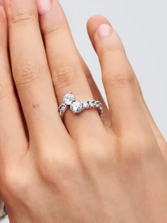 Funkelnder Ring mit überlappenden Bändern aus Sterlingsilber