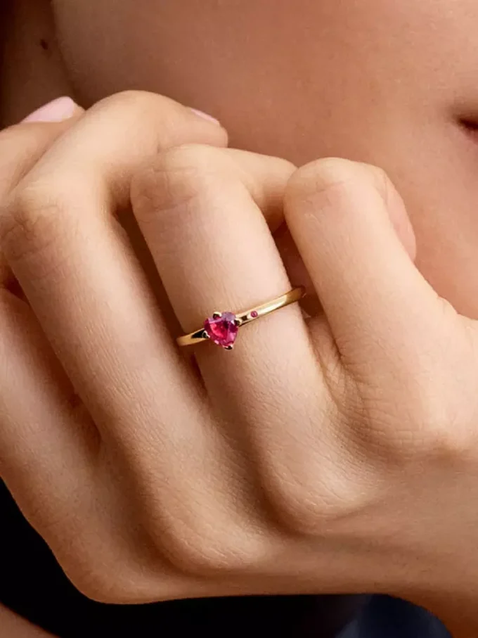 Funkelnder Ring mit rotem Herz, 14-karätige Vergoldung Funkelnder Ring mit rotem Herz, 14-karätige Vergoldung