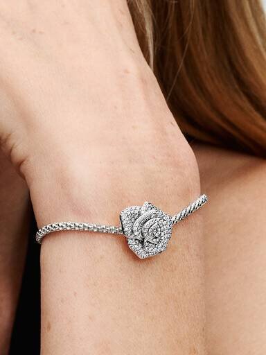 Funkelnder „Rose in Bloom“-Charm in Übergröße – Sterlingsilber Funkelnder „Rose in Bloom“-Charm in Übergröße – Sterlingsilber