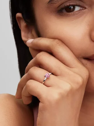 Funkelnder Solitärring mit rosa Herz aus Sterlingsilber