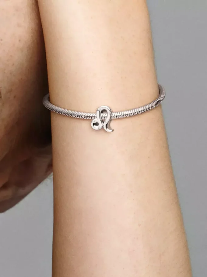 Funkelnder Sternzeichen-Charm „Leo“ aus Sterlingsilber Funkelnder Sternzeichen-Charm „Leo“ aus Sterlingsilber