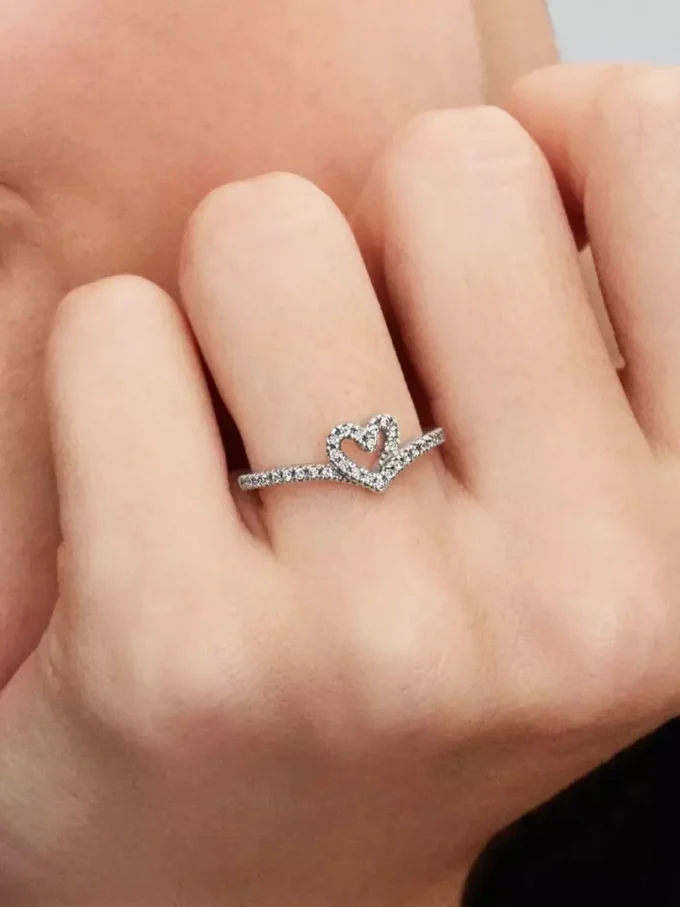 Funkelnder Wishbone-Herzring aus Sterlingsilber Funkelnder Wishbone-Herzring aus Sterlingsilber