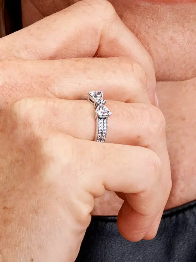Funkelnder zweireihiger Ring mit Schleife aus Sterlingsilber Funkelnder zweireihiger Ring mit Schleife aus Sterlingsilber