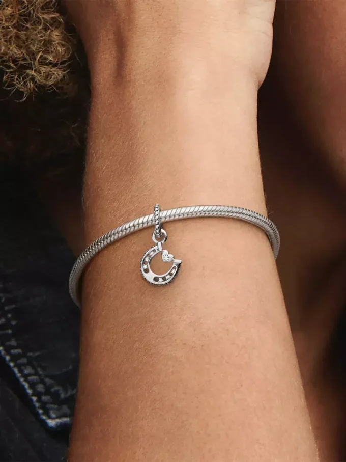 Glücksbringer-Hufeisen-Dangle Charm aus Sterlingsilber Glücksbringer-Hufeisen-Dangle Charm aus Sterlingsilber