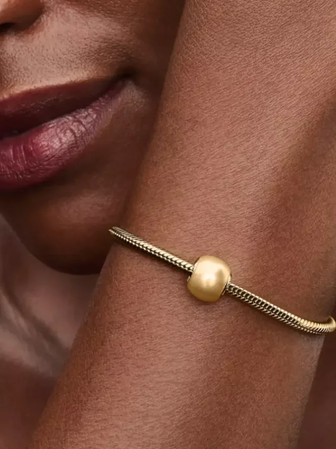 Goldener Charm, 14 Karat vergoldet Goldener Charm, 14 Karat vergoldet