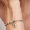 Gravierbarer Doppel-Dangle Charm „Mama“ mit im Labor gezüchteten Diamanten, 0,009 ct insgesamt, Sterlingsilber, 14-karätige Vergoldung Gravierbarer Doppel-Dangle Charm „Mama“ mit im Labor gezüchteten Diamanten, 0,009 ct insgesamt, Sterlingsilber, 14-karätige Vergoldung
