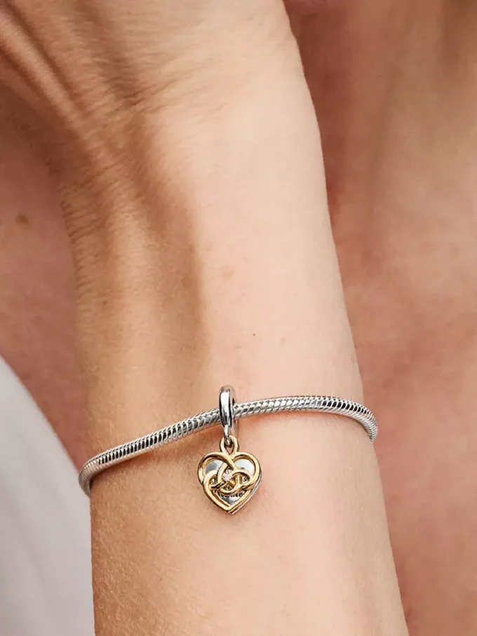 Gravierbarer Doppel-Dangle Charm „Mama“ mit im Labor gezüchteten Diamanten, 0,009 ct insgesamt, Sterlingsilber, 14-karätige Vergoldung Gravierbarer Doppel-Dangle Charm „Mama“ mit im Labor gezüchteten Diamanten, 0,009 ct insgesamt, Sterlingsilber, 14-karätige Vergoldung