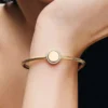 Gravierbarer funkelnder Knopf-Charm, 14 Karat vergoldet Gravierbarer funkelnder Knopf-Charm, 14 Karat vergoldet