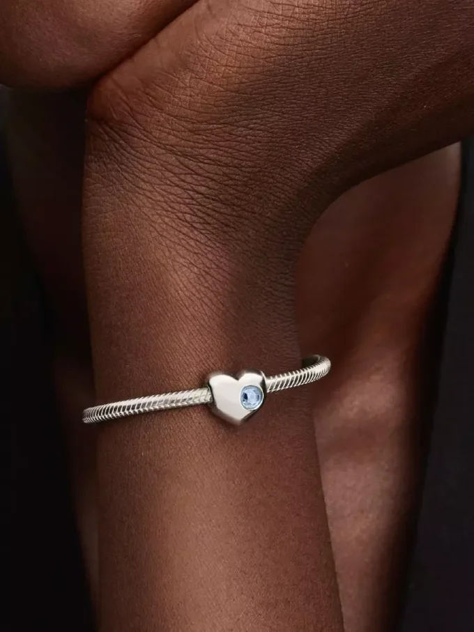 Gravierbarer Herz-Charm aus Sterlingsilber mit aquablauem Stein