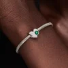 Gravierbarer Herz-Charm aus Sterlingsilber mit grünem Stein Gravierbarer Herz-Charm aus Sterlingsilber mit grünem Stein