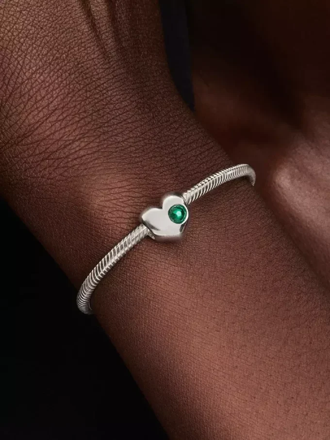 Gravierbarer Herz-Charm aus Sterlingsilber mit grünem Stein Gravierbarer Herz-Charm aus Sterlingsilber mit grünem Stein