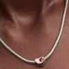 Gravierbarer Herz-Charm aus Sterlingsilber mit rotem Stein Gravierbarer Herz-Charm aus Sterlingsilber mit rotem Stein