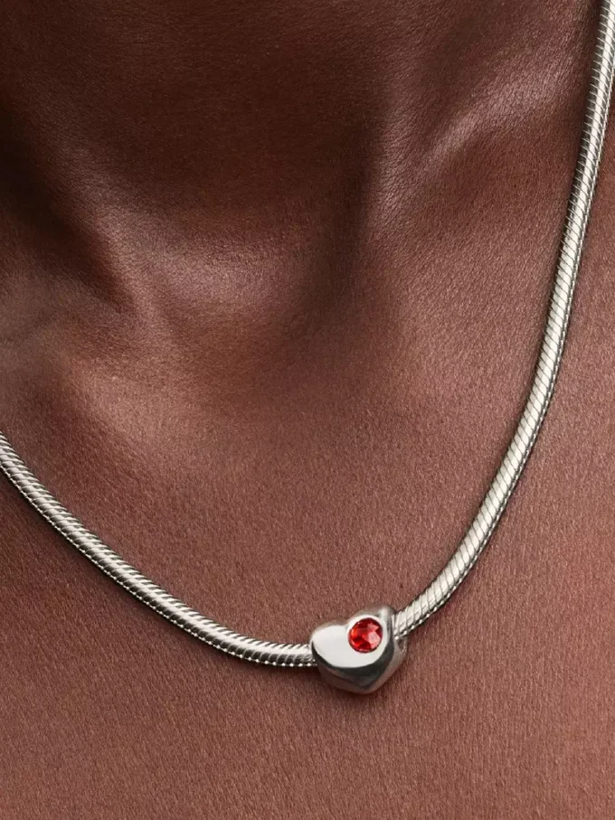 Gravierbarer Herz-Charm aus Sterlingsilber mit rotem Stein Gravierbarer Herz-Charm aus Sterlingsilber mit rotem Stein